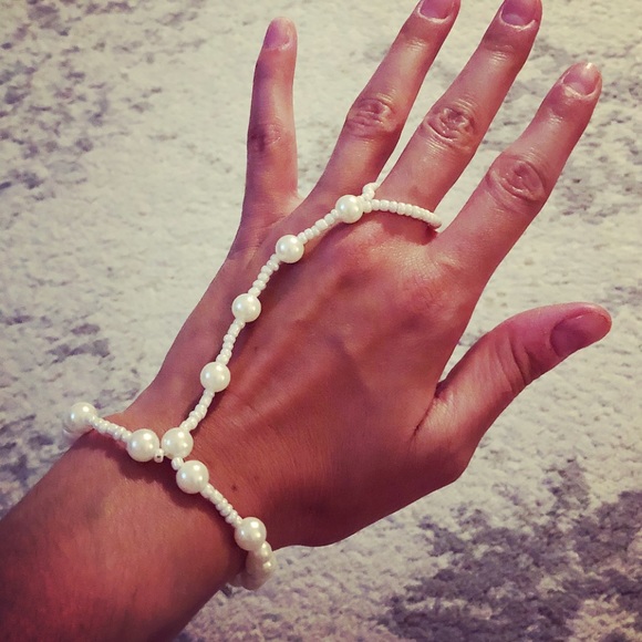 Jewelry - Chic white beaded pearl slave bracelet